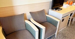 Tvåbäddsrum Deluxe - rökare (Free shuttle bus from Kyoto Station) | Individuell inredning, unika möbler, skrivbord och mörkläggningsgardiner