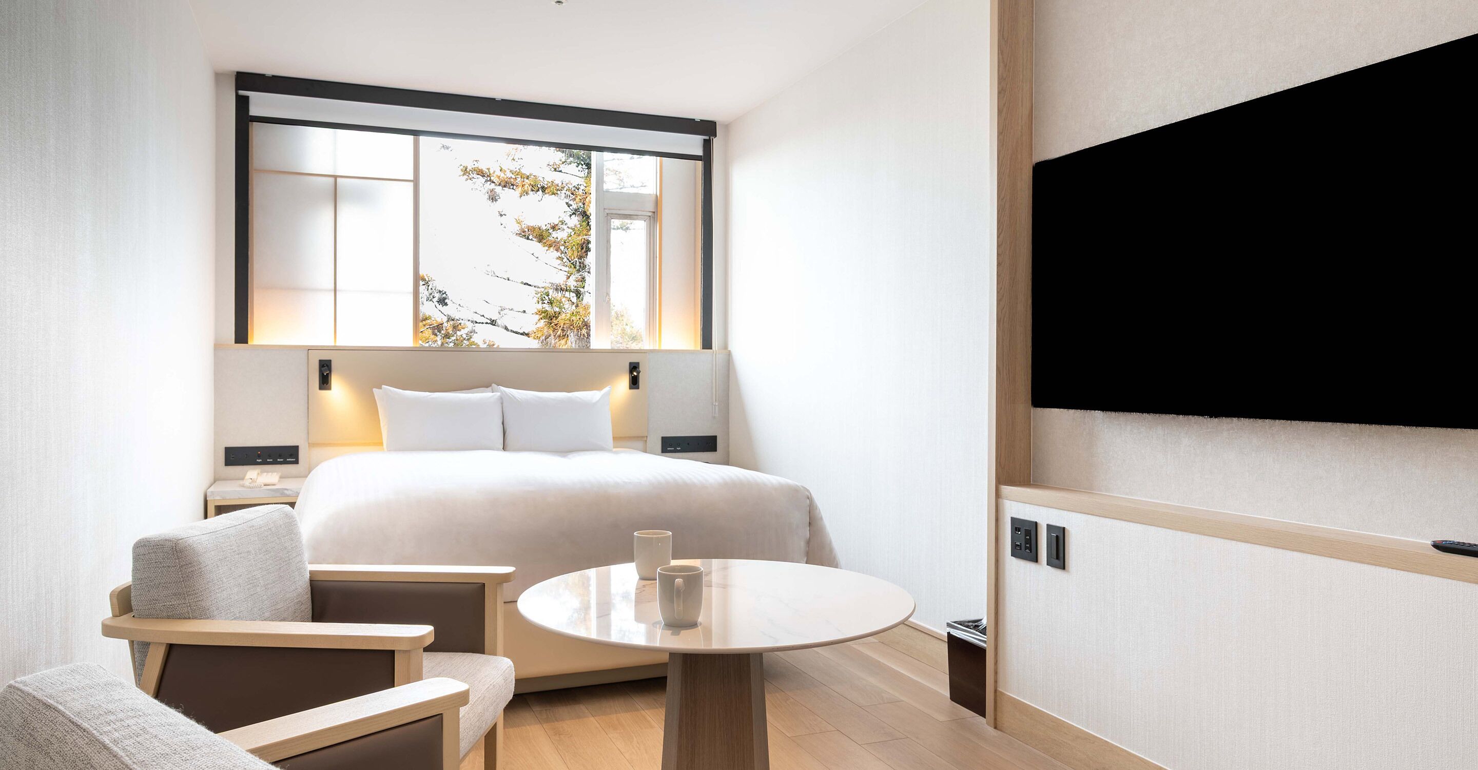 Standard dubbelrum | Individuell inredning, unika möbler, skrivbord och mörkläggningsgardiner