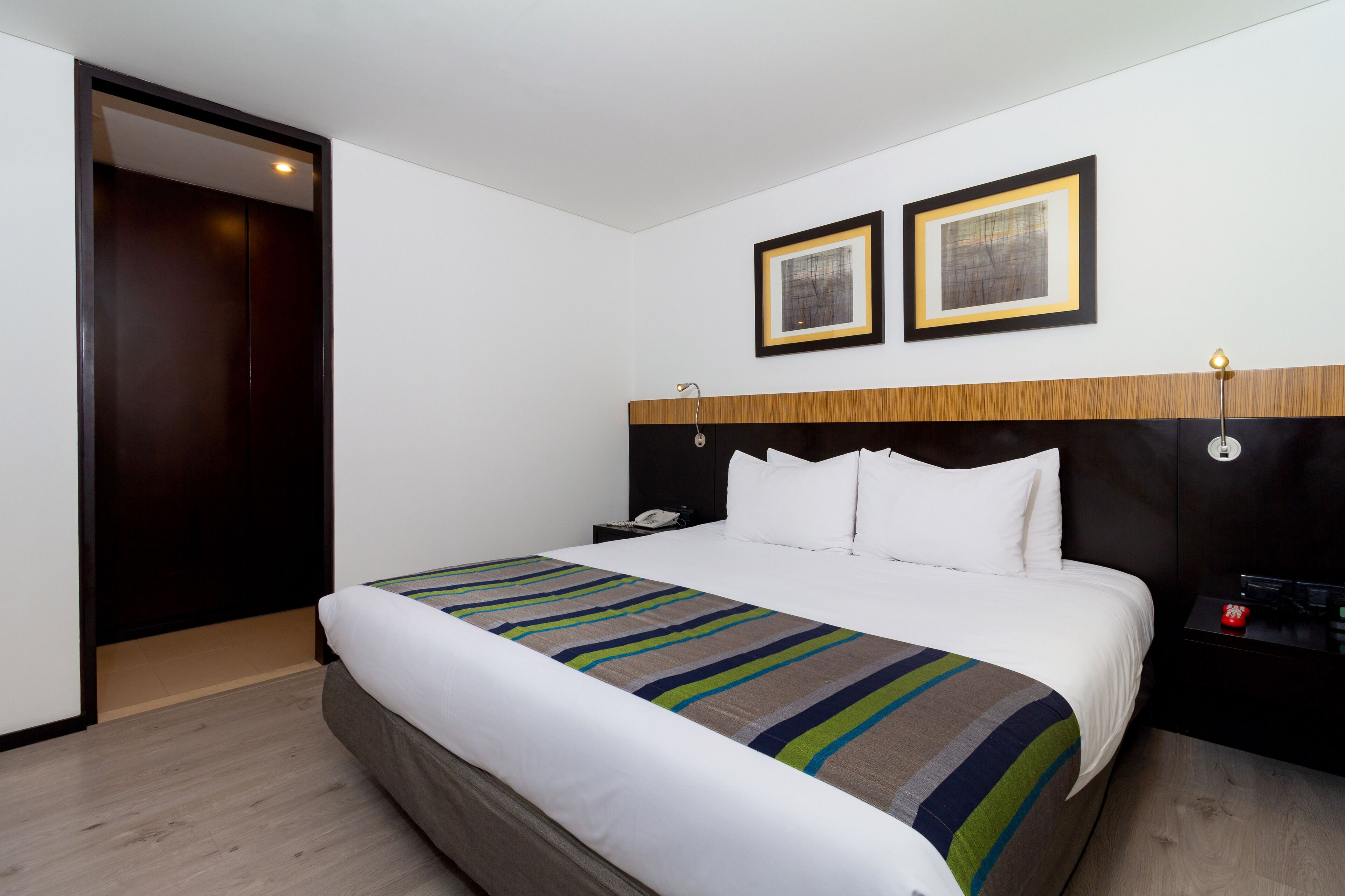 standard room, 1 king bed | premium bedding, down duvets, pillow-top beds, minibar