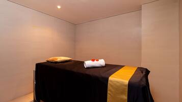 Turkiskt bad/hamam, kroppsbehandlingar och massage med varma stenar