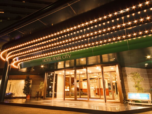 Mặt tiền nơi lưu trú - ban đêm