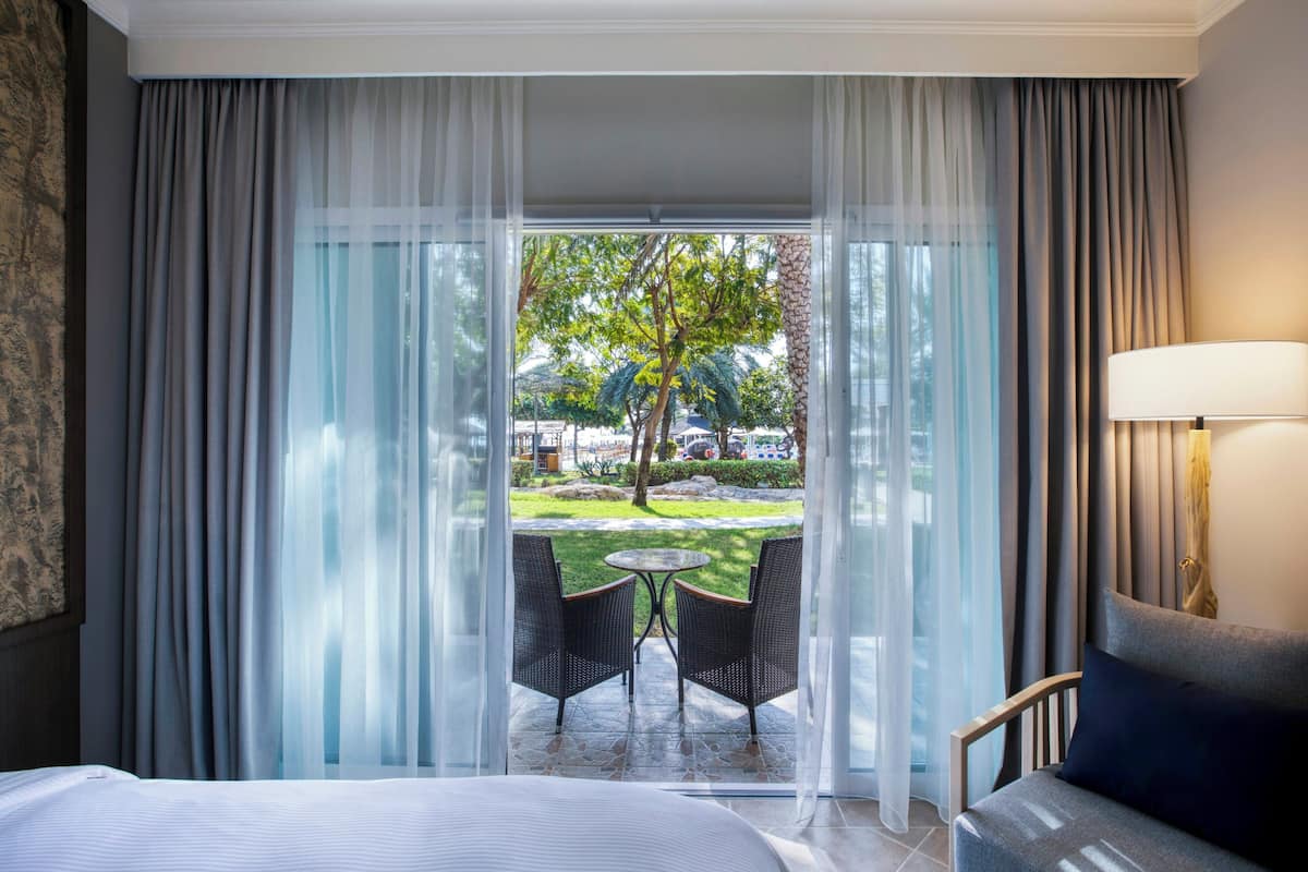 Kamar, 1 Tempat Tidur King, teras, pemandangan kebun | 1 kamar tidur, selimut bulu angsa, minibar, dan brankas