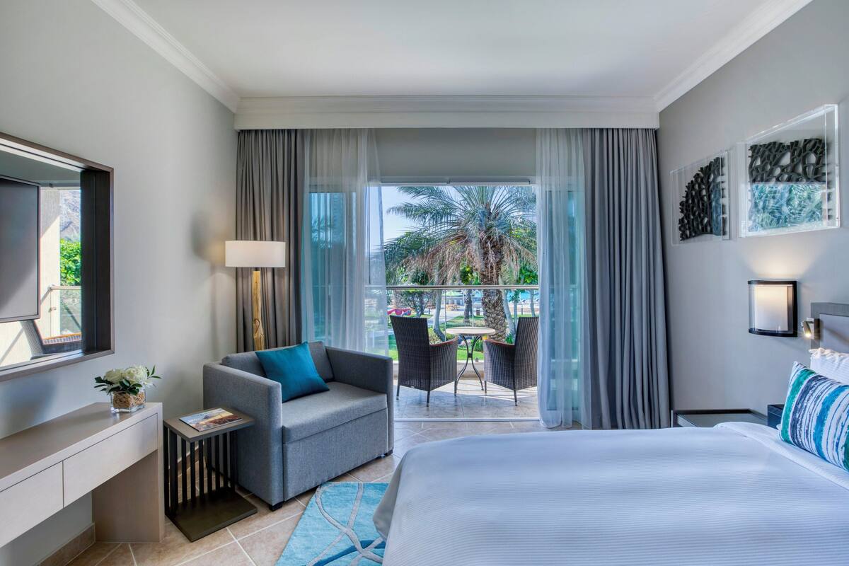 Kamar, 1 Tempat Tidur King, balkon, pemandangan kebun | 1 kamar tidur, selimut bulu angsa, minibar, dan brankas