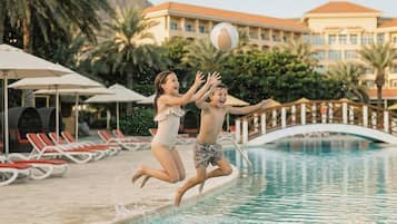 Udendørs pool, åben fra kl. 07.00 til kl. 18.30, parasoller, liggestole