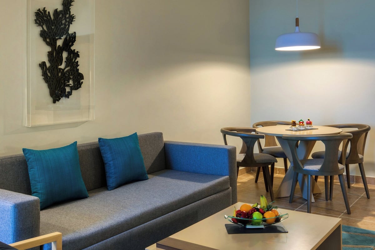 Suite, balkon, pemandangan samudra | 1 kamar tidur, selimut bulu angsa, minibar, dan brankas