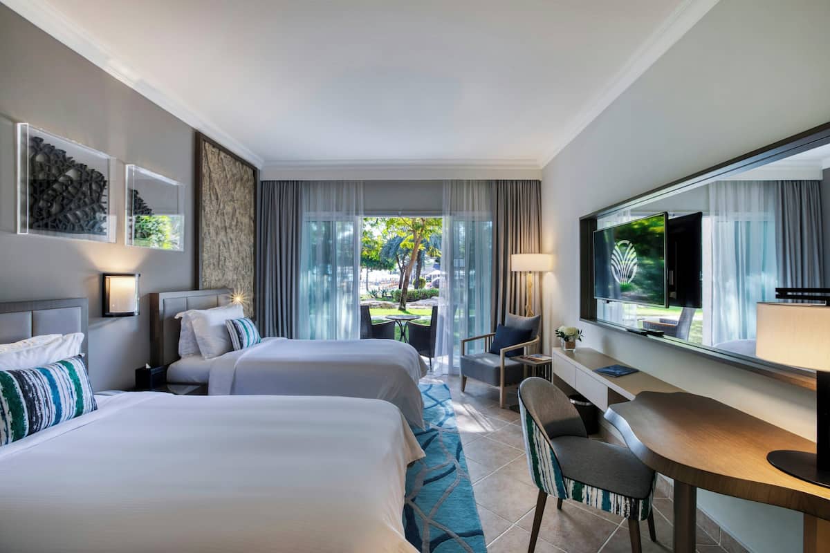Kamar, 2 Tempat Tidur Twin, teras, pemandangan kebun | 1 kamar tidur, selimut bulu angsa, minibar, dan brankas
