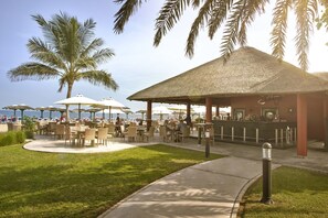 3 bars-salons, bar dans la piscine, bar attenant Ă la piscine