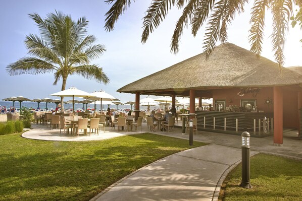 3 bars/lounges, swim-up bar, poolside bar, beach bar - Fujairah Rotana Resort & Spa (Al Aqah)