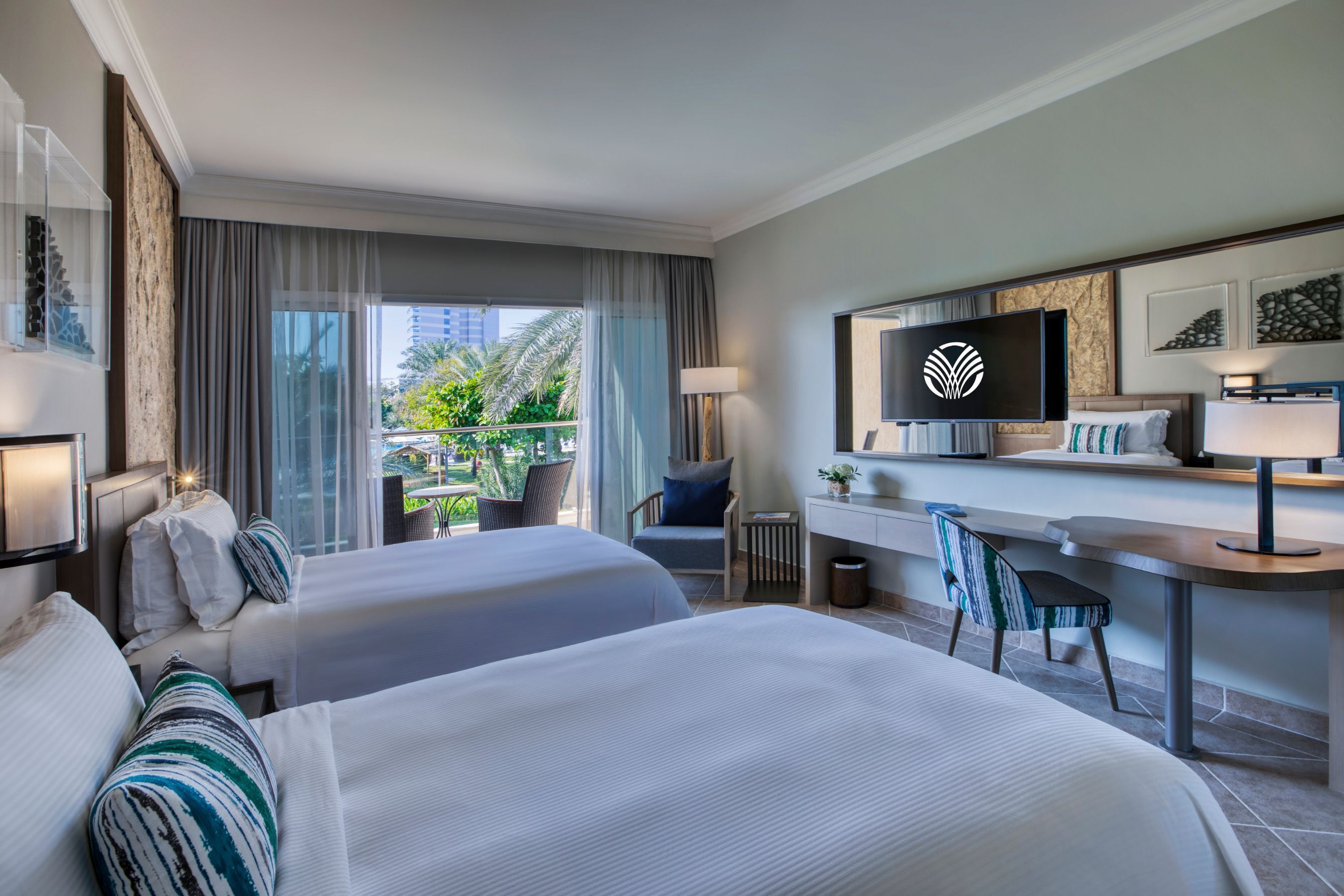 Habitación, 2 camas individuales, balcón, vista al jardín | 1 habitación, edredón, minibar y caja de seguridad en la habitación 