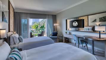 Habitación, 2 camas individuales, balcón, vista al jardín | 1 habitación, edredón, minibar y caja de seguridad en la habitación