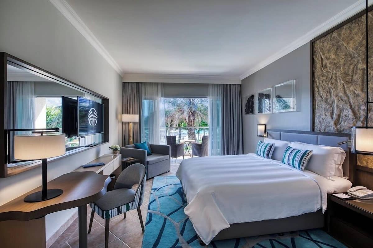 客房, 1 张特大床, 阳台, 花园景观 | 1 多间卧室、羽绒被、迷你吧、客房内保险箱