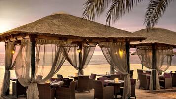 3 restaurants, breakfast served