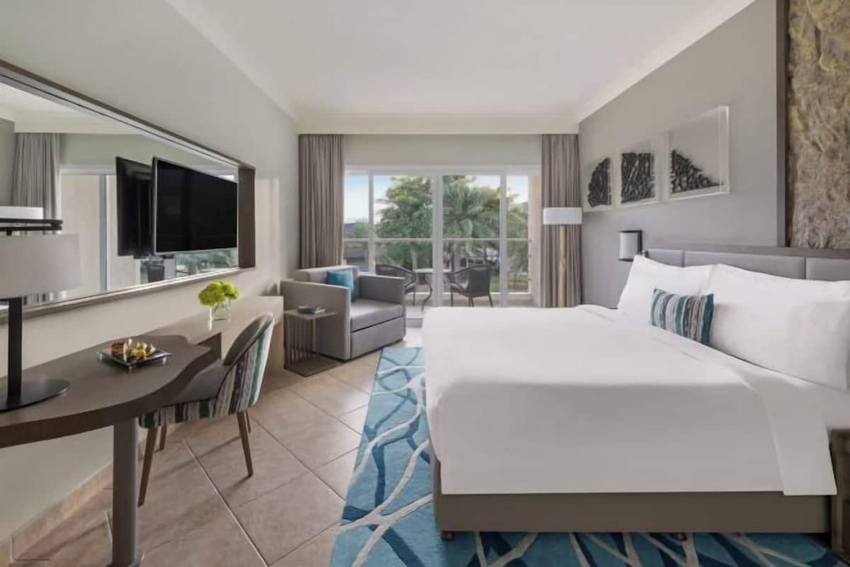 1 kamar tidur, selimut bulu angsa, minibar, dan brankas