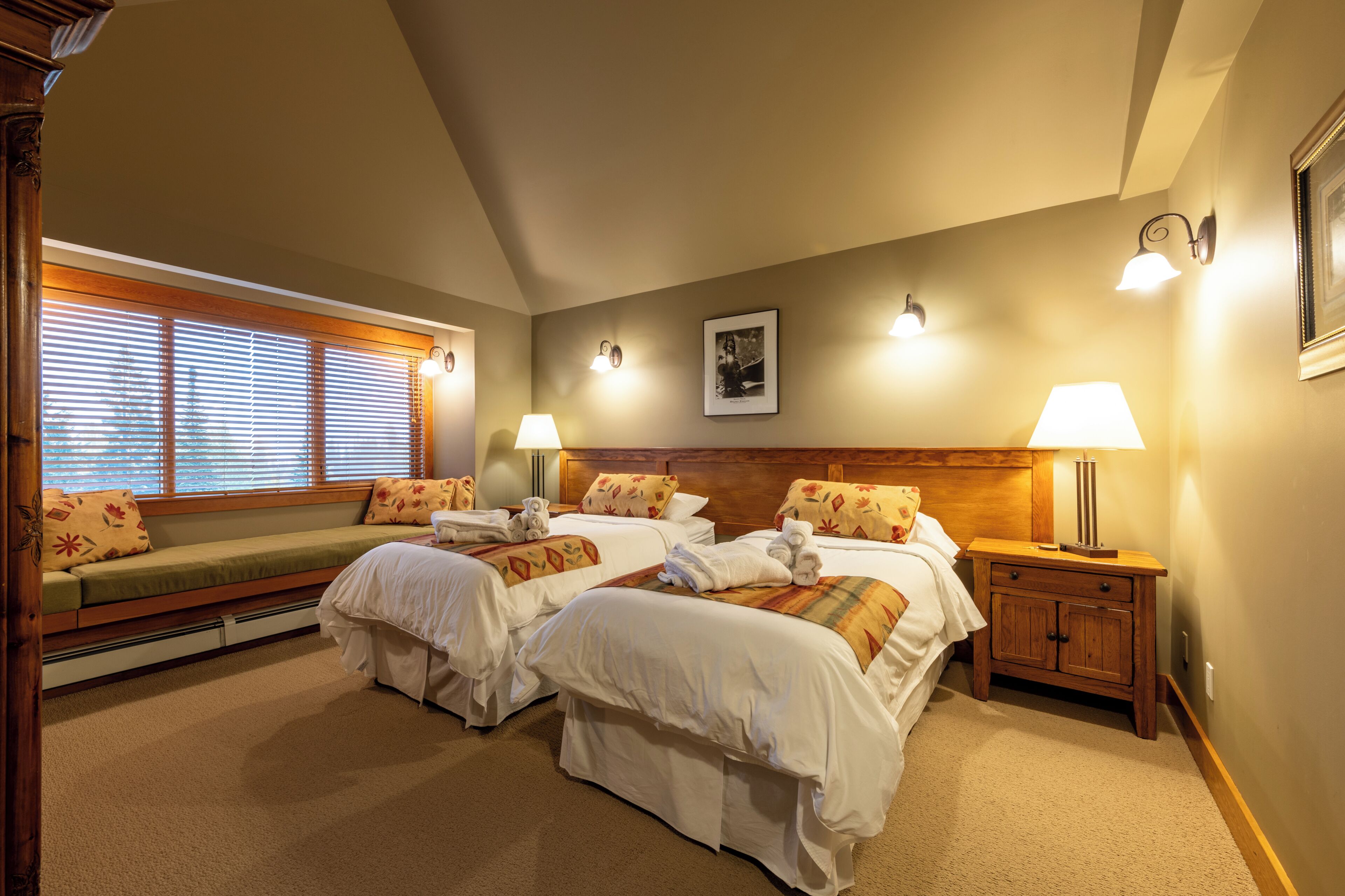 Premier Room, 2 Single Beds, Mountain View
