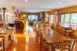 Dining room - Vagabond Lodge at Kicking Horse Resort (Golden)