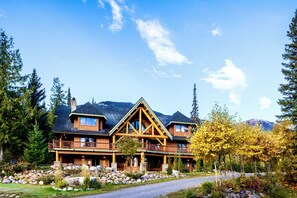 Exterior - Vagabond Lodge at Kicking Horse Resort (Golden)