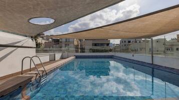 Piscine extérieure (ouverte en saison), parasols de plage