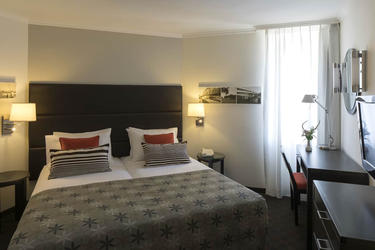 Minibar, Zimmersafe, Schreibtisch, Verdunkelungsvorhänge