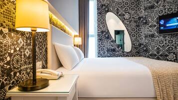 Executive Room | Minibar, in-room safe, desk, blackout drapes