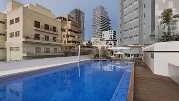 Piscine extérieure (ouverte en saison), parasols de plage