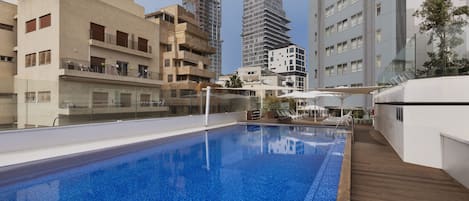 Piscine extérieure (ouverte en saison), parasols de plage