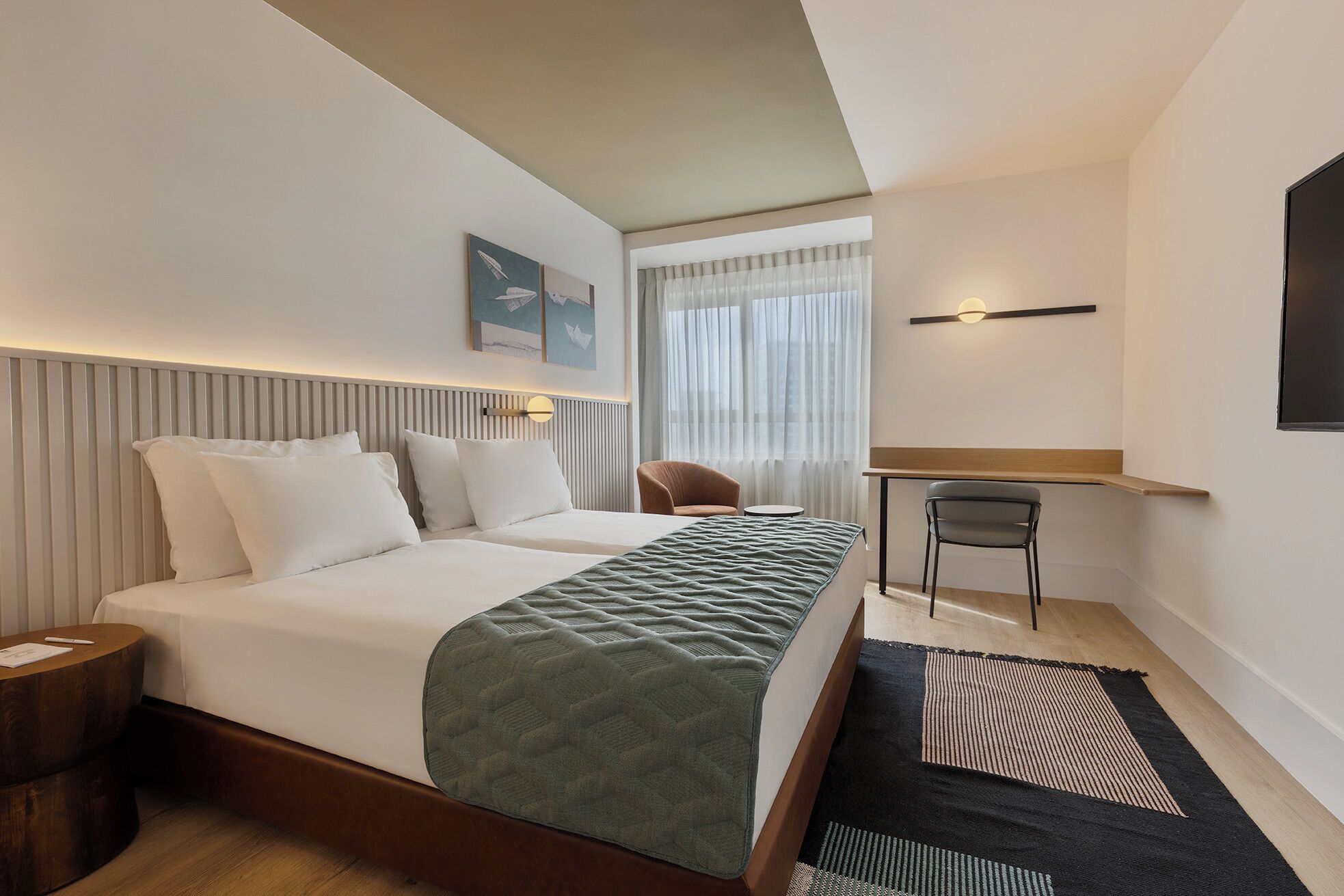 Minibar, coffres-forts dans les chambres, bureau, rideaux occultants