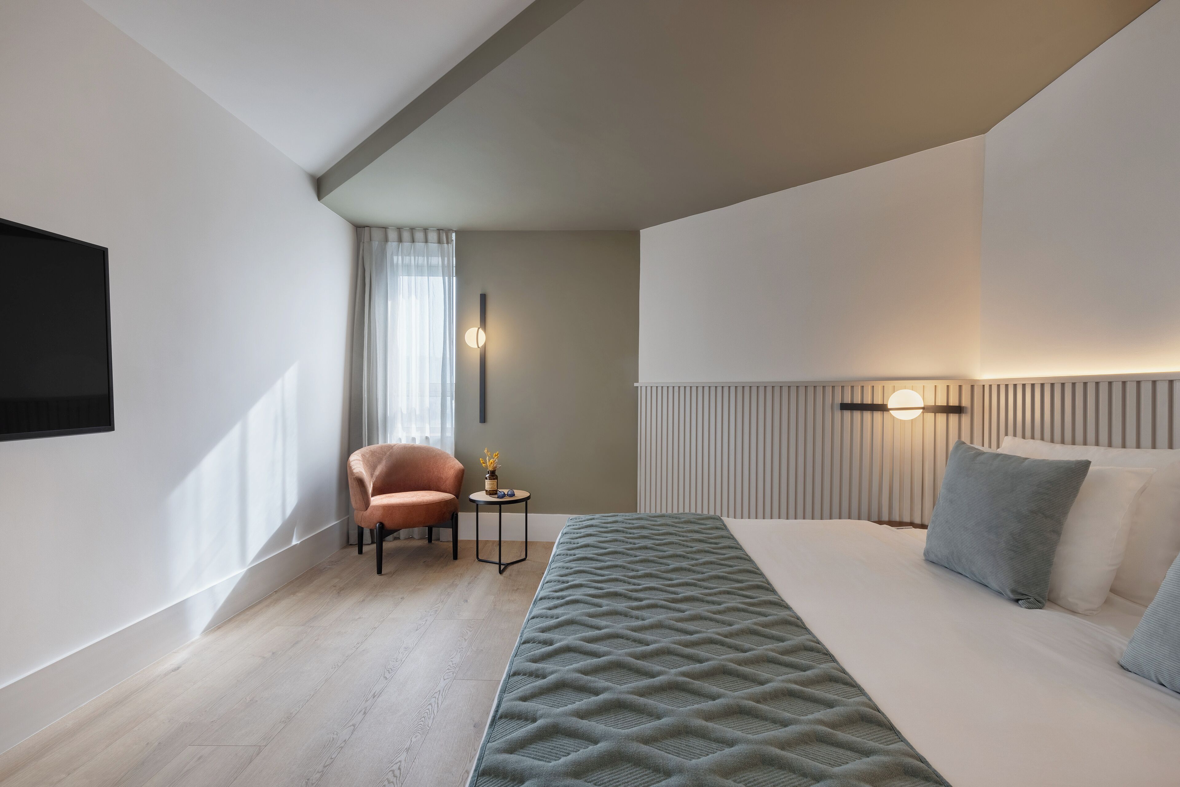 Minibar, coffres-forts dans les chambres, bureau, rideaux occultants