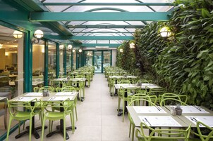 Café da manhã com buffet todos os dias mediante uma taxa
