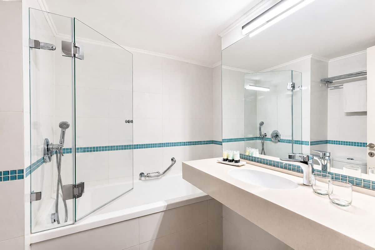 Combined shower/tub, free toiletries, hair dryer, towels