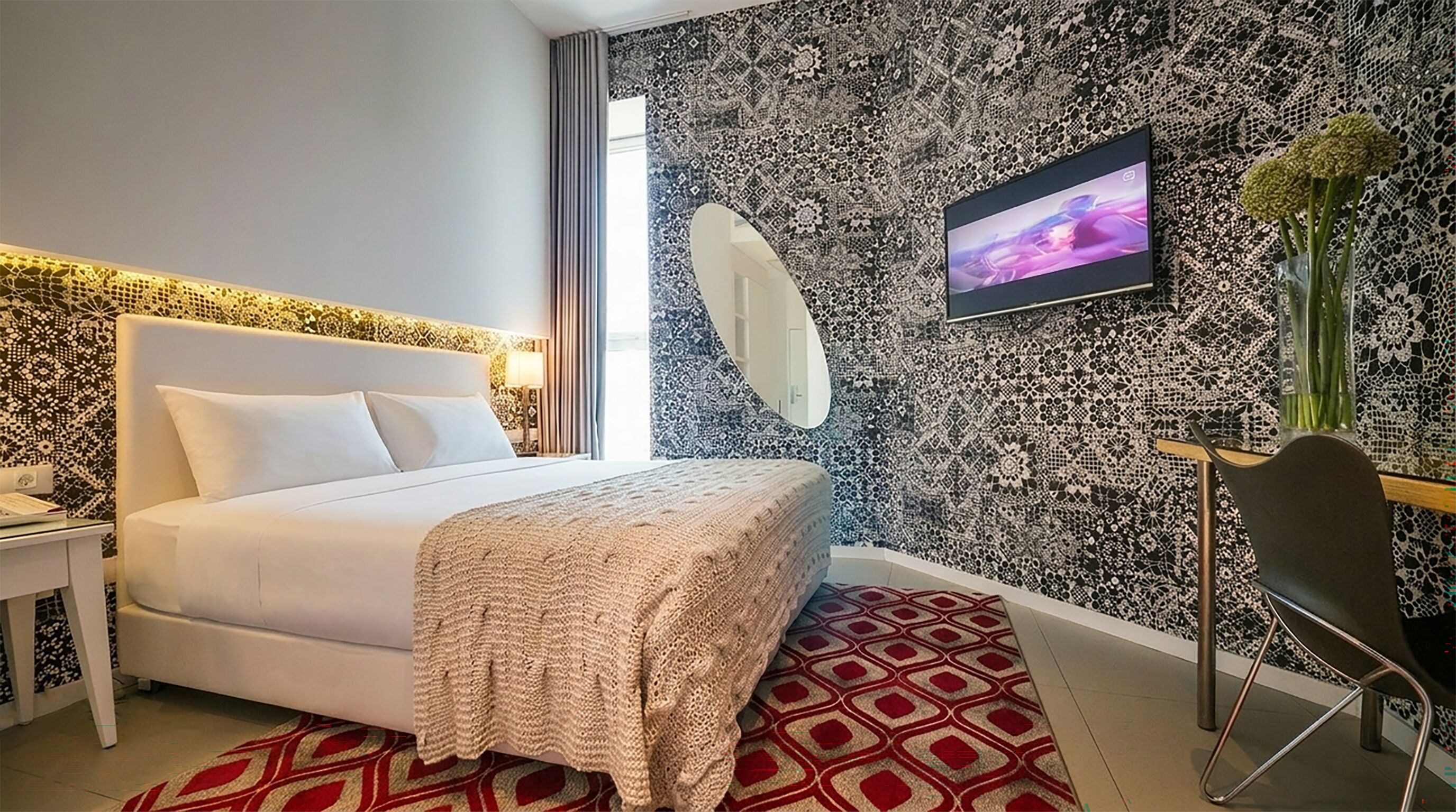 Executive Room | Minibar, in-room safe, desk, blackout drapes