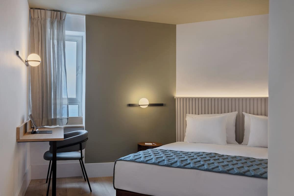 Superior Corner Room | Minibar, in-room safe, desk, blackout drapes