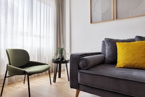 Suite | Minibar, in-room safe, desk, blackout curtains - Metropolitan Hotel (Tel Aviv)