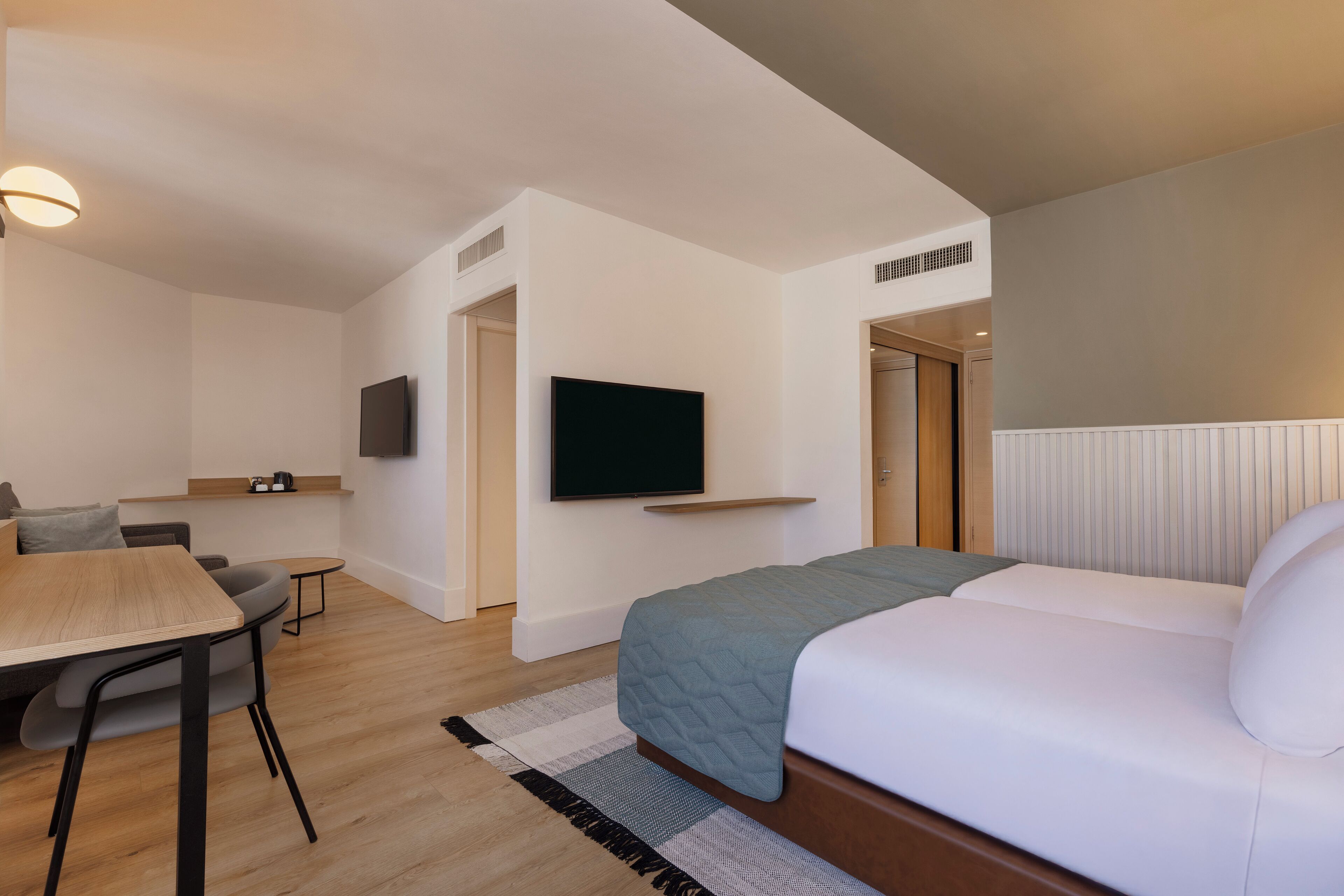 Minibar, coffres-forts dans les chambres, bureau, rideaux occultants