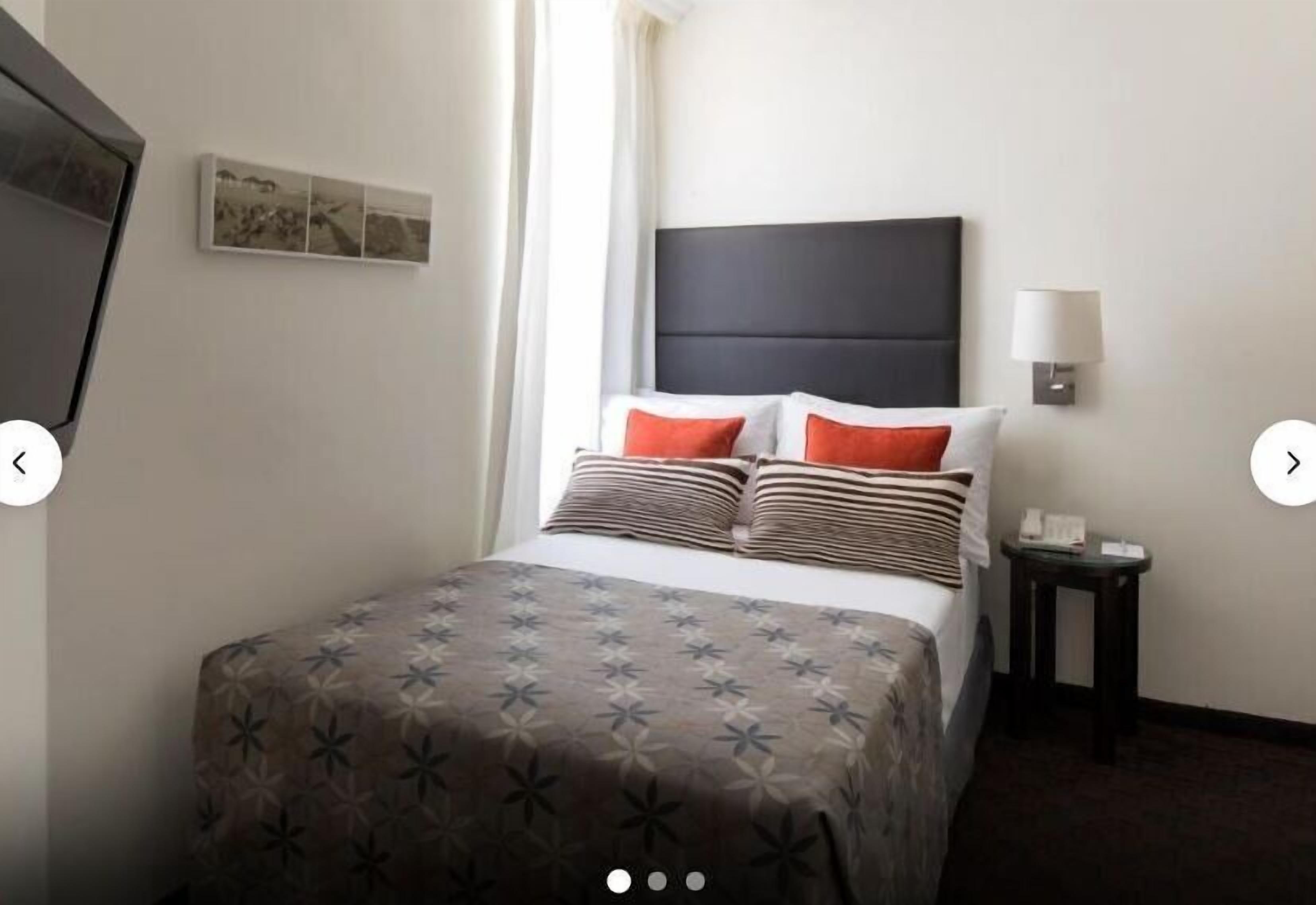 Minibar, coffres-forts dans les chambres, bureau, rideaux occultants