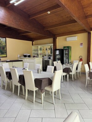 Desayuno buffet diario (EUR 5 por persona)