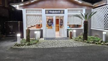 Vista frontal de la propiedad