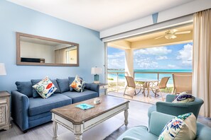 1-Bedroom Oceanfront (4303) | Opholdsområde | 50-tommers fladskærms-tv med kabelkanaler, tv