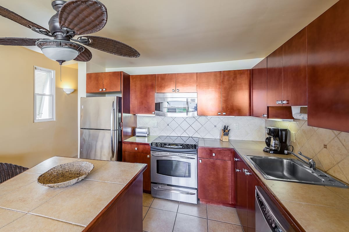 suite, 1 bedroom, ocean view | private kitchen | full-sized fridge, microwave, oven, dishwasher