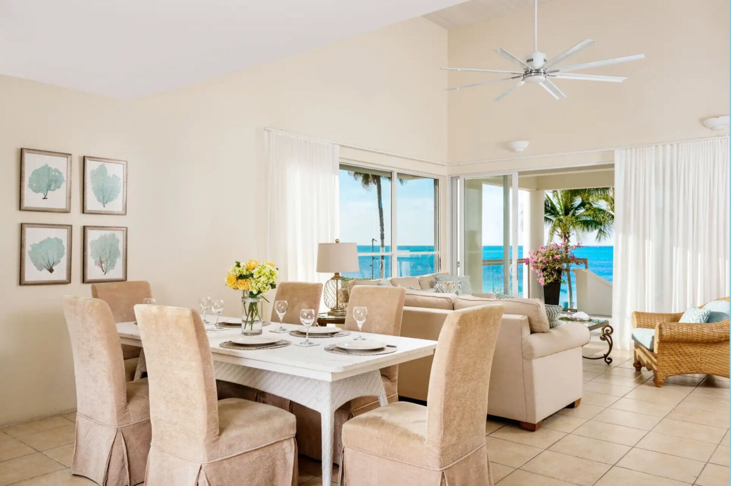 White House Villa, 3 bedrooms, Beach Front | Spisning på værelset