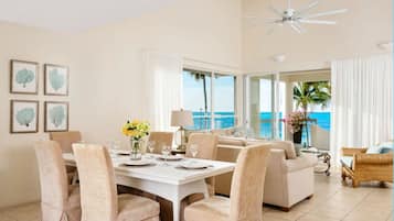 White House Villa, 3 bedrooms, Beach Front | Spisning på værelset