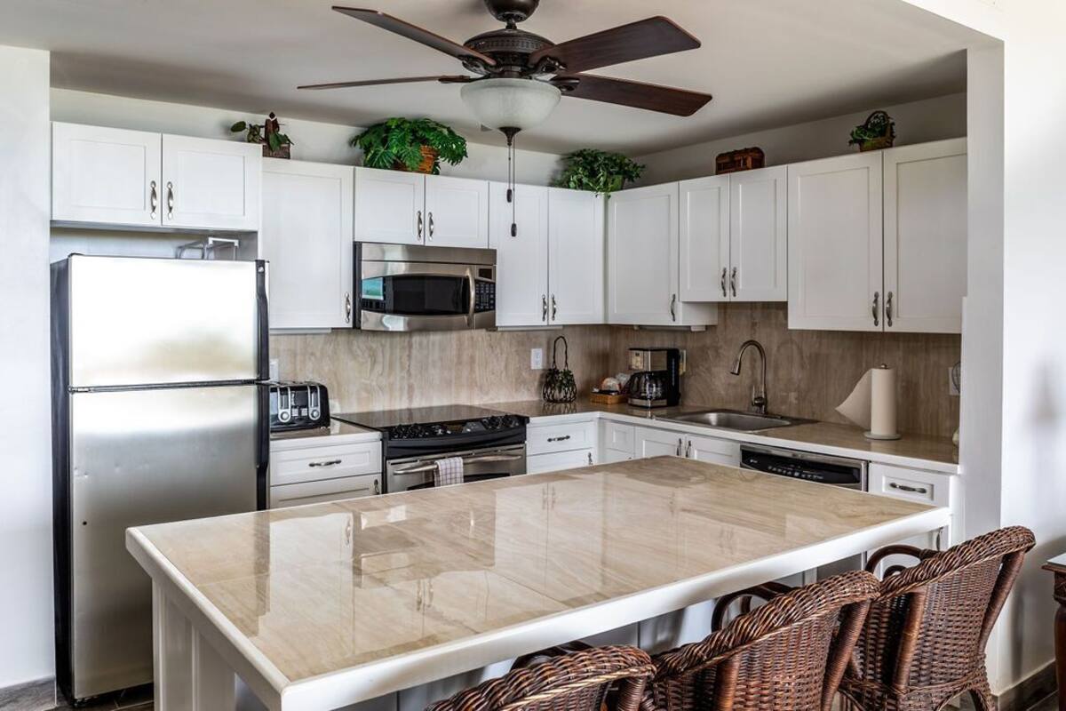 1-bedroom beach level (4103) | private kitchen | full-sized fridge, microwave, oven, dishwasher