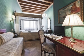 Junior Suite | Living area | Flat-screen TV - Palazzo Cendon - Le Mansarde (Venice)