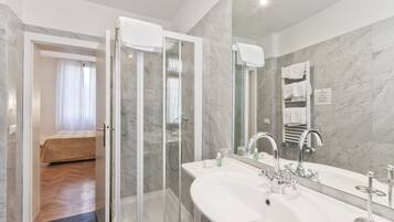 Camera Standard | Bagno | Set di cortesia gratuito, asciugacapelli, bidet, asciugamani