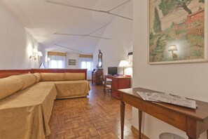 Superior Triple Room | Minibar, in-room safe, desk, iron/ironing board - Palazzo Cendon - Le Mansarde (Venice)