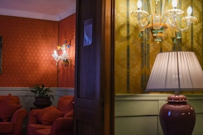 Flexible Double Room (room assigned at check-in, room change) | Living area | Flat-screen TV - Palazzo Cendon - Le Mansarde (Venice)