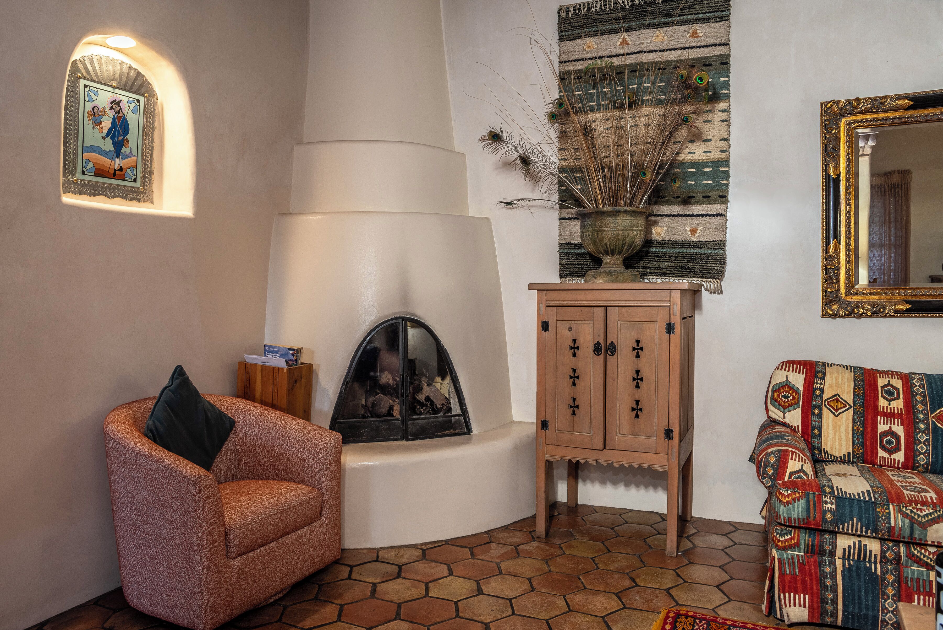 Luksusrom, eget bad (one king) | Oppholdsområde | En 32-tommers Flatskjerm-TV med kabel-kanaler samt TV og peis