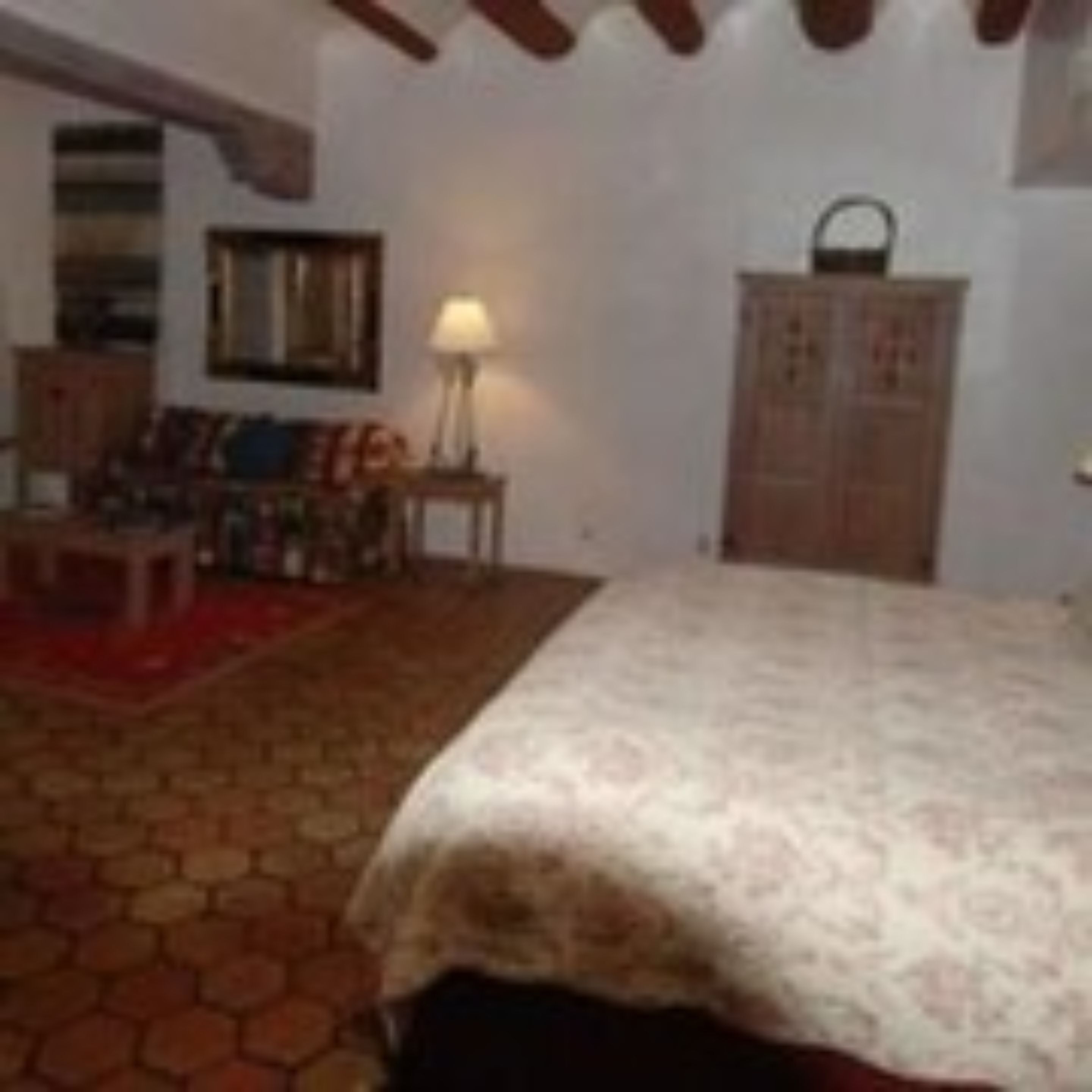 Luxe kamer, en-suite badkamer (one king) | Individueel gedecoreerd, een bureau, een strijkplank/strijkijzer