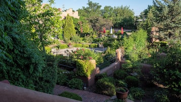 Chambre Luxe, salle de bains attenante (one queen) | Terrasse/Patio