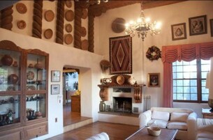 32-英寸纯平电视（配备有线频道）、电视、壁炉