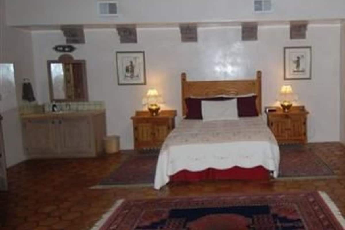Luxury Room, Ensuite (one queen) | Individually decorated, desk, iron/ironing board, free WiFi